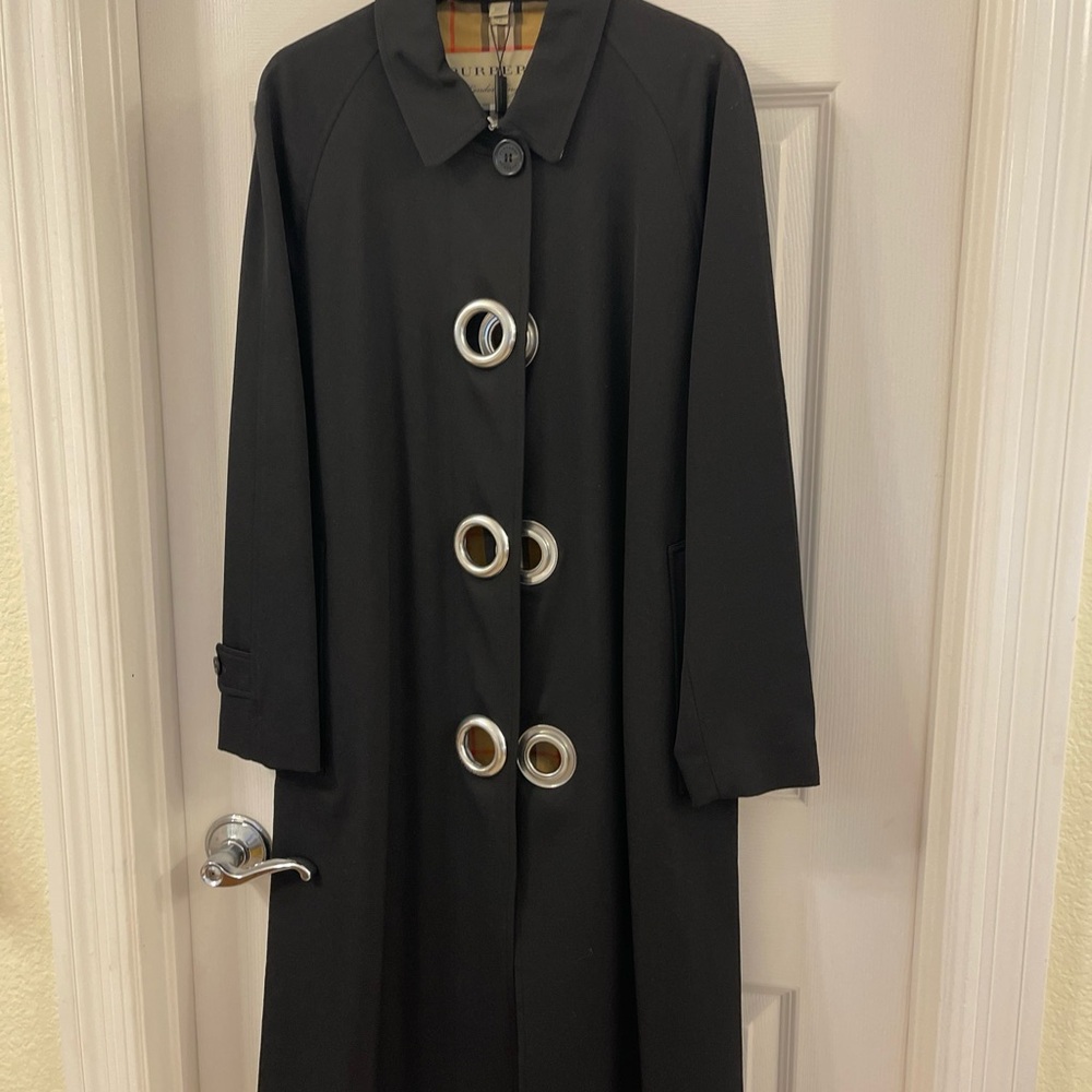 Wrap yourself in the warmth of this Camden coat by Burberry.